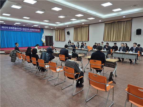 강원특별자치도와 국방부는 12월 23일 강원특별자치도청 신관 2층 대회의실에서 「제12차 강원특별자치도 접경지역 상생발전협의회」를 개최했다.(사진=강원특별자치도 제공)