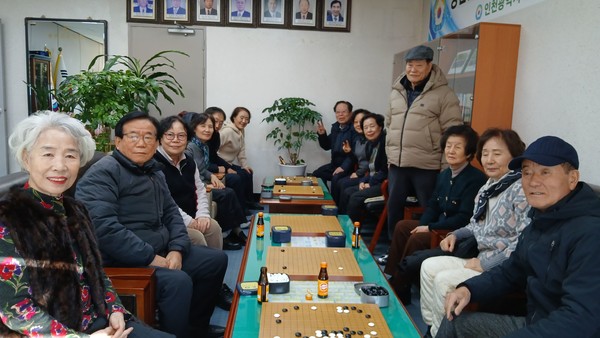 인경기우회(仁警棋友會)가  ‘2025년 연말 바둑 교류전’ 시작전 기념촬영을 하고 있다.