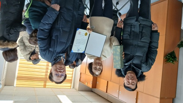 이연풍 인천여성기우회장에게 감사장을 전달하고 기념촬영하고 있다. 