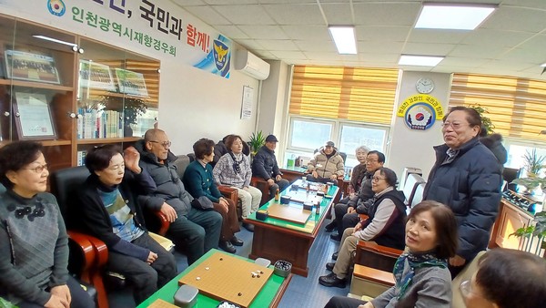 김광원 인경기우회장이 ‘2025년 연말 바둑 교류전’  시작전에 대국 진행 방식을 설명하고 있다.