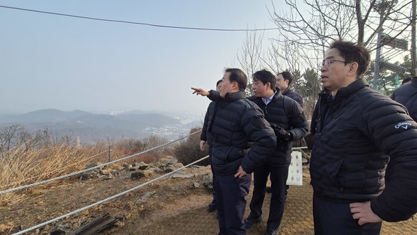 한청훈 인천경찰청장이 연말연시 해넘이·해맞이 기간을 앞두고 계양산 일대에 대한 현장점검을 실시하고 있다.