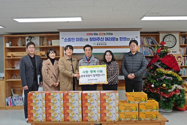 충북경찰청은 12월 29일 연말을 맞아 직원들의 참여로 모은 성금을 관내 복지시설에 전달하며 따뜻한 나눔을 실천했다.(사진=충북경찰청 제공)