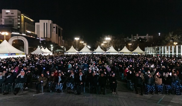 인천광역시가 인천문화예술회관 광장에서 2025년을 마무리하고 병오년 새해를 시민들의 힘찬 함성과 함께 맞이했다