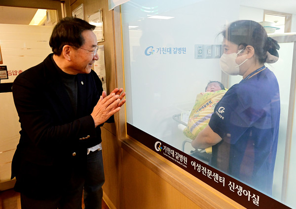 유정복 인천광역시장이 1일 가천대 길병원 신생아실에서 2026년 병오년 새해둥이의 탄생을 축하하고 있다.