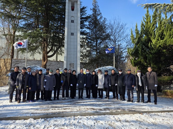 광주시재향경우회는 1월 2일 오전 10:00 병오년 새해를 맞이해 광주경찰 충혼탑을 찾아 순국선열 및 호국 경찰 영령들의 애국 충절을 기리며 명복을 기원하는 참배 행사를 했다.(사진=광주시재향경우회 제공)