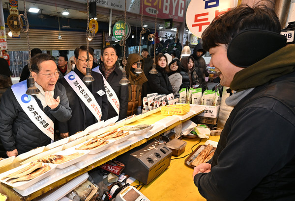 유정복 인천광역시장이 2일 미추홀구 신기시장에서 상인들을 격려하고 있다.
