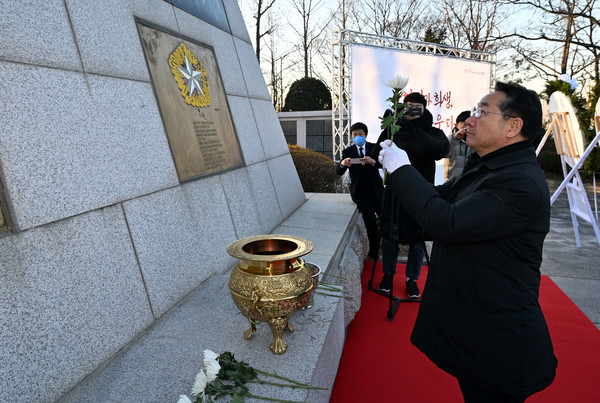 유정복 인천광역시장이 2일 2026년 병오년 새해를 맞아 미추홀구 수봉공원 6·25 참전 인천지구 전적비에서 참배를 하고 있다.