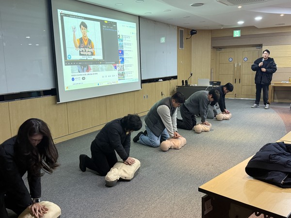 인천시설공단 가족공원사업단이 비상 상황 발생 시 신속한 초기 대응을 위해 자체 ‘응급처치 리더’가 주관하는 심폐소생술(CPR) 훈련을 실시하고 있다.(사진=인천시설공단)