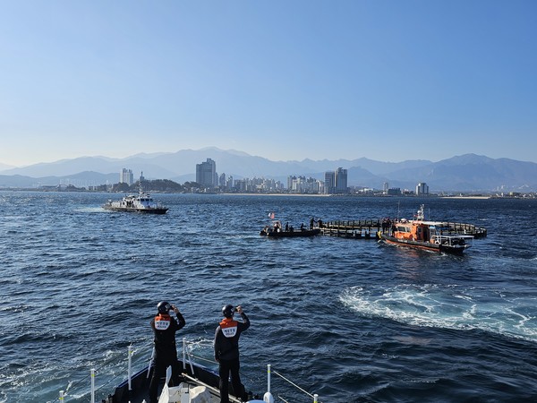 속초해양경찰서(서장 이우수)는 7일 낮 12시 10분경 속초항 동방 약 1km 해상에서 표류 중인 60대 남성 A씨를 안전하게 구조했다고 밝혔다.(사진=속초해경 제공)