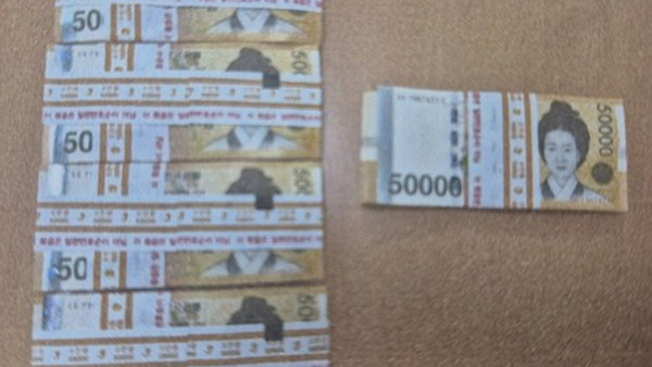  지난달 10일 인천 동구 금곡동의 한 빌라 옆에 버려진 20L 종량제 쓰레기봉투에서 발견된 현금 2500만원 (사진=인천중부경찰서 제공)