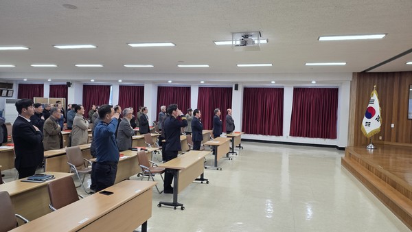 국기에 대한 경례를 하고 있다.