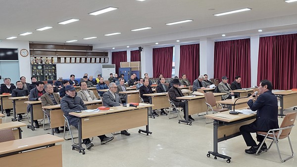 박윤재 경우회장이 회의를 진행하고 있다.