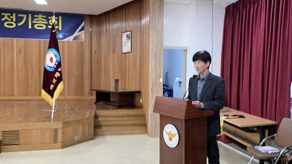 안상식 감사께서 감사보고를 하고 있다.