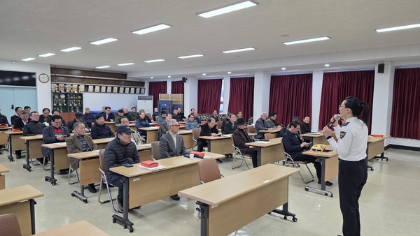 김영미 속초경찰서 교통 홍보담당께서 안전교육을 실시하고 있다.