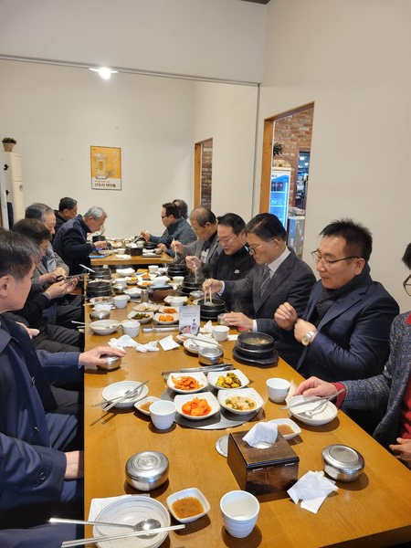 경기북부(도)경우회가 이사회를 마치고 오찬을 즐기며 환담하고 있다.