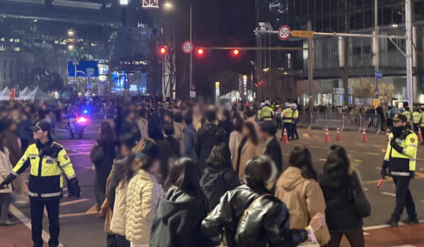 21일 저녁 BTS의 공연을 마치고 시민들을 안전하게 유도하고 있는 경찰관들의 모습