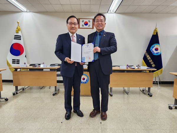 좌/안병정  서울시경우회장  우/신임 이천구 이사 위촉식 기념촬영