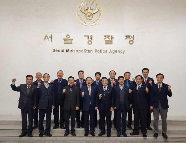 이사회를 마치고 전체 기념 촬영