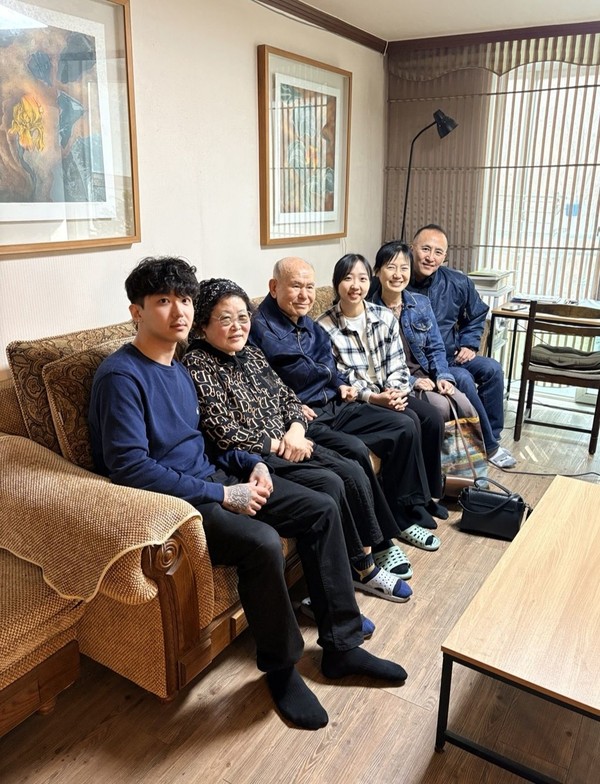 최병구 경우 내외와 손자 손녀들의이 함께하는 단란하고 화목한 가족