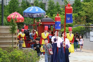 신랑 가마타고 진행