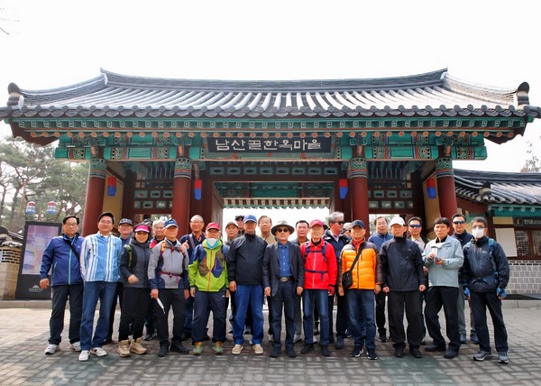 서경회 26년 첫 시산제    참석자 전원 한옥마을 앞 기념촬영