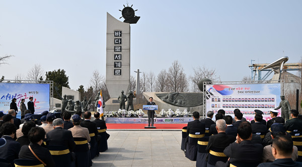 유정복 인천광역시장이 27일 중구 해군 제2함대 기념탑에서 열린 '제11회 서해수호의 날 기념식'에서 기념사를 하고 있다.