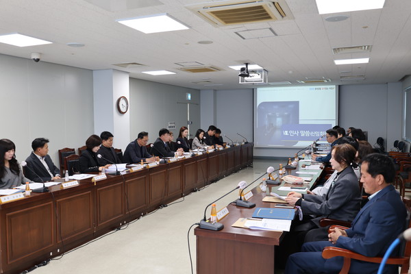 청주상당경찰서는 3월 26일 오후 5시 3층 소회의실에서 경찰서장 및 안보자문협의회원 20여명이 참석한 가운데 2026년도 상반기 안보자문협의회 정기 회의를 개최했다.(사진=청주상당경찰서 제공)