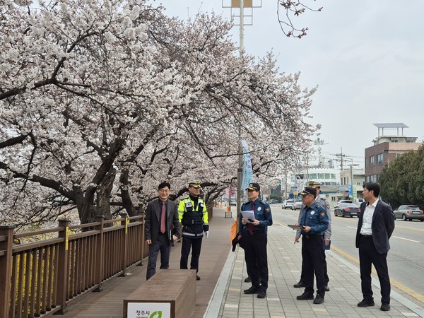 청주청원경찰서는 3월 30일 오전 9시 30분 청주시 무심동로 및 무심천 체육공원 일대에서 무심천 벚꽃개화기 다중운집 취약 요소에 대한 현장점검을 실시했다.(사진=청주청원경찰서 제공)