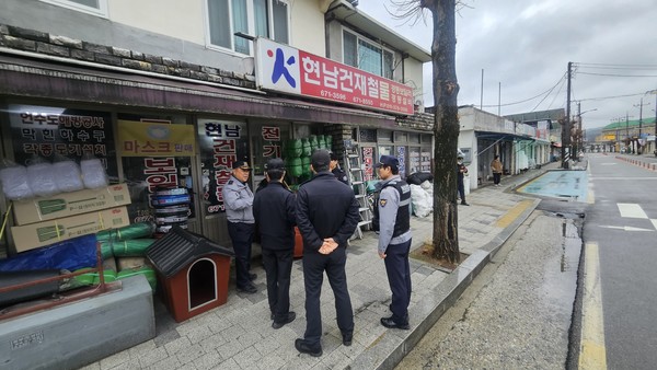 속초경찰서(서장 최희운) 현남파출소(소장 이상삼)에서는 3월 31일 양양소방서 하조대119안전센터와 합동으로 노쇼사기 및 보이스피싱 피해 예방을 위한 캠페인을 실시했다고 밝혔다.(사진=속초경찰서 제공)