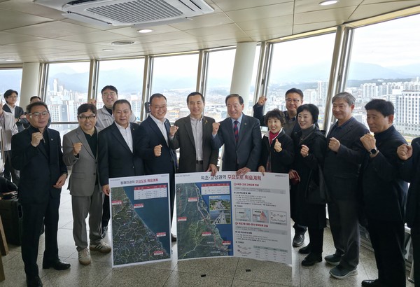 김진태 강원특별자치도지사는 3월 31일 속초 엑스포 타워를 방문해 속초~고성 고속도로 예타 통과 대응 전략과 동해안 7번 국도 현안 및 건설계획 반영 추진 상황을 점검했다.(사진=강원특별자치도 제공)