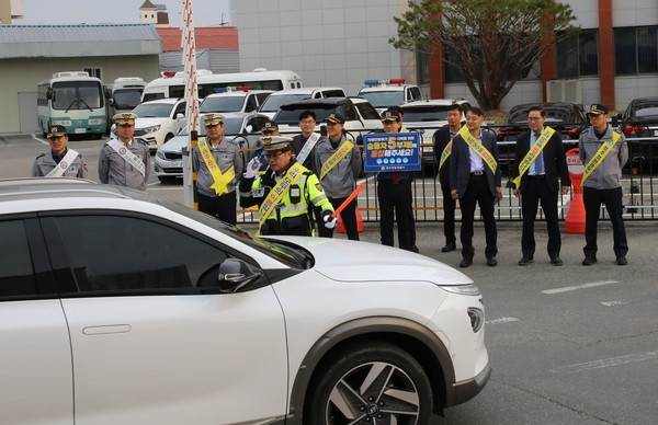 청주청원경찰서는 4월 1일 경찰서 정문에서 전 직원을 대상으로 ‘강화된 차량 5부제’ 및 ‘숙취운전’에 대한 대대적인 일제 점검을 실시했다. (사진=청주청원경찰서 제공)