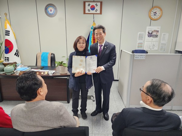 서울경우회장 감사장 간사 김기분 전달후 기념촬영