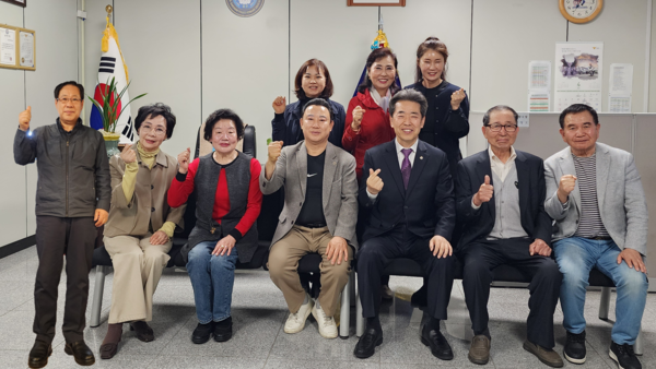 4월 월례회의를 마치고 기념촬영