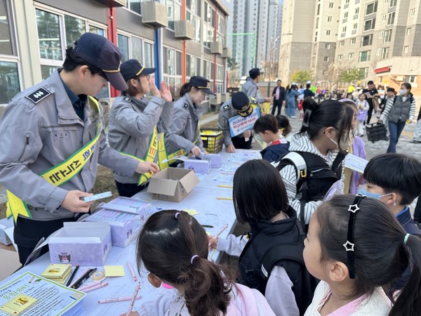 청주상당경찰서는 2일 청주시 상당구 소재 용아초등학교 정문 앞에서 학생‧학부모회가 함께하는 학교폭력 예방 캠페인을 실시하며 안전하고 존중하는 학교문화 존중을 위한 뜻깊은 시간을 가졌다.(사진=청주상당경찰서 제공)